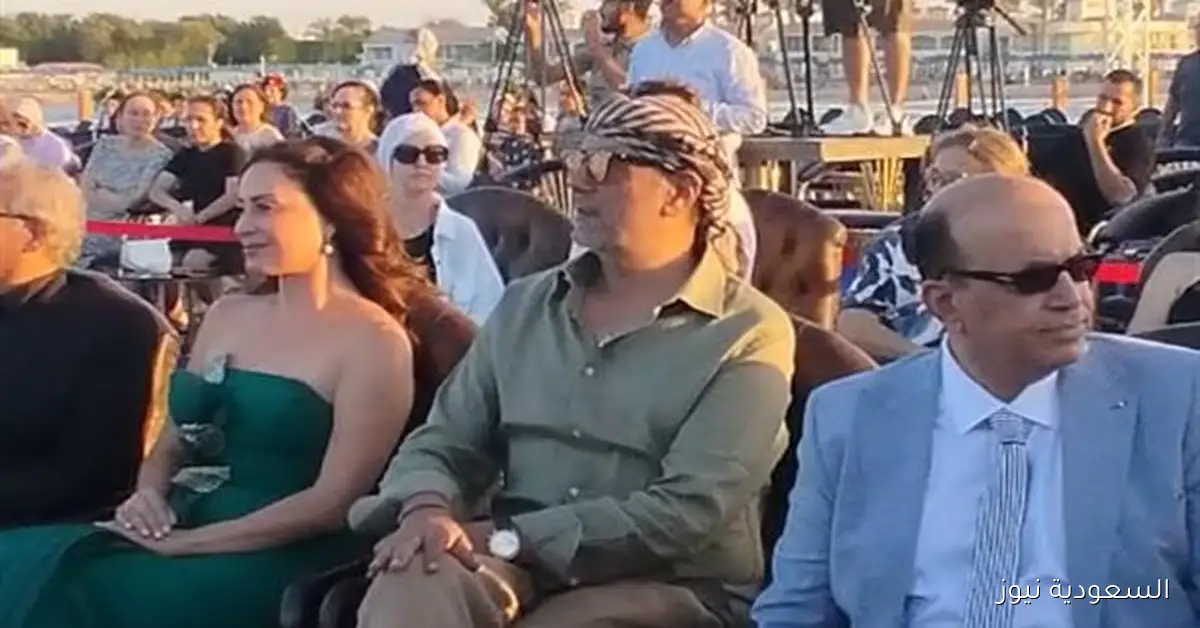 أحمد وفيق يدعم فلسطين بالشال في ختام مهرجان الغردقة لسينما الشباب