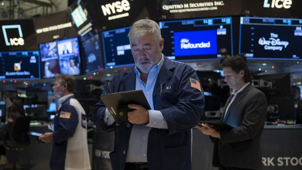 استقرار العقود الآجلة للأسهم الأمريكية بعد وصول المؤشرات لمستويات قياسية جديدة