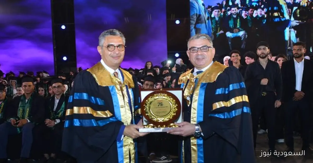 تكريم شريف فاروق وزير التموين كأحد خريجي كلية تجارة عين شمس المتميزين