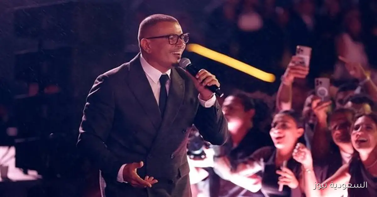 عمرو دياب يتألق في حفله تحت سفح الأهرامات بالجيزة