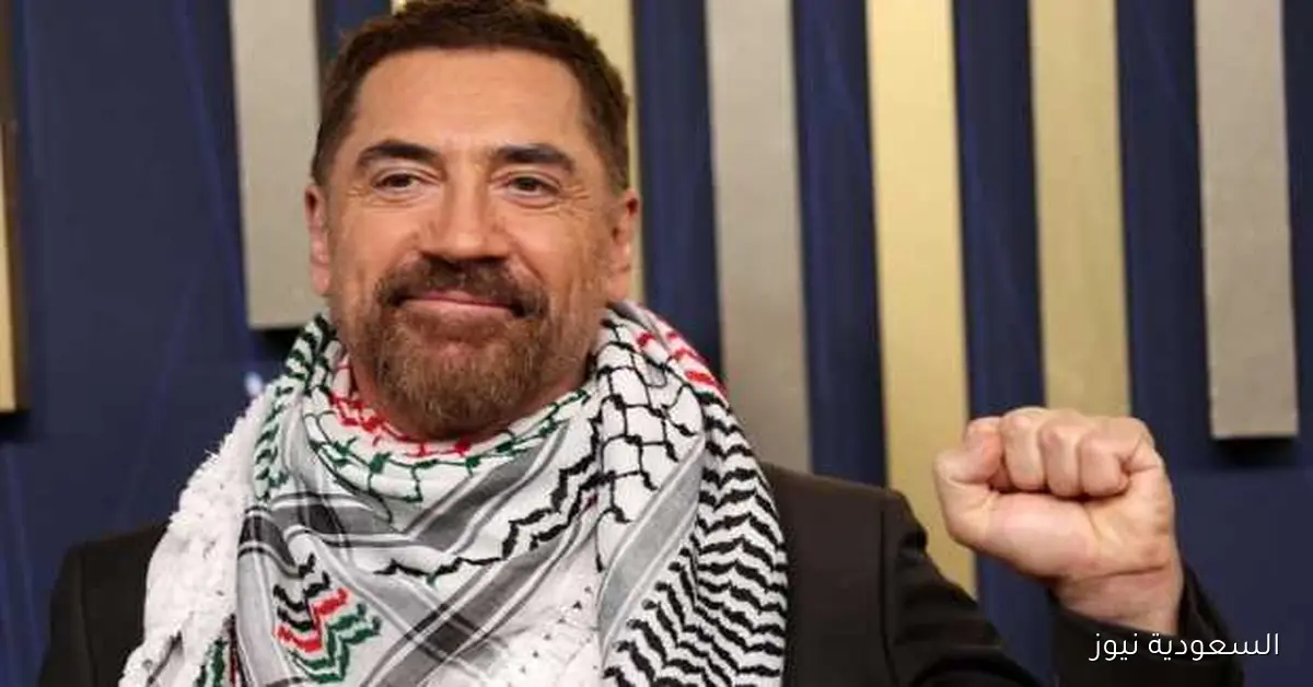ممثل إسباني يرتدي الكوفية الفلسطينية دعماً لفلسطين في حفل جوائز إيمي 2025