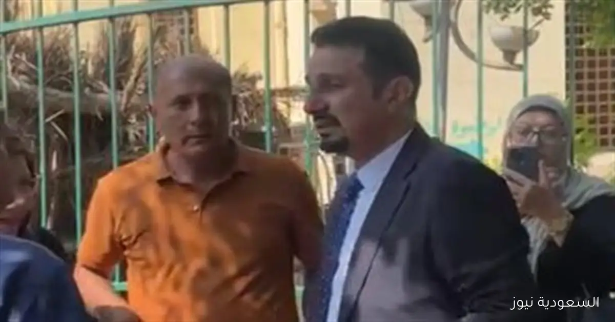 وداع مؤثر لشقيق حمادة بركات أثناء تشييع جثمان والدته بالدموع