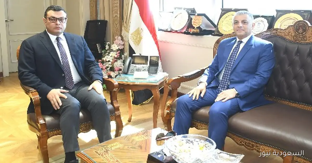 وزير الإسكان ومحافظ الإسماعيلية يناقشان المشروعات المشتركة