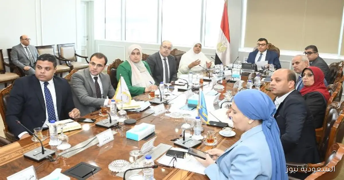 وزير الإسكان يراقب معايير وضوابط الإعلانات على الطرق والمحاور