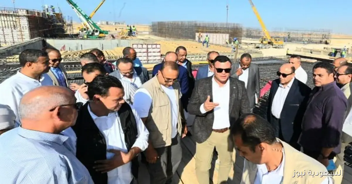 وزير الإسكان يزور مشروع محطة تحلية مياه البحر في مدينة العلمين الجديدة