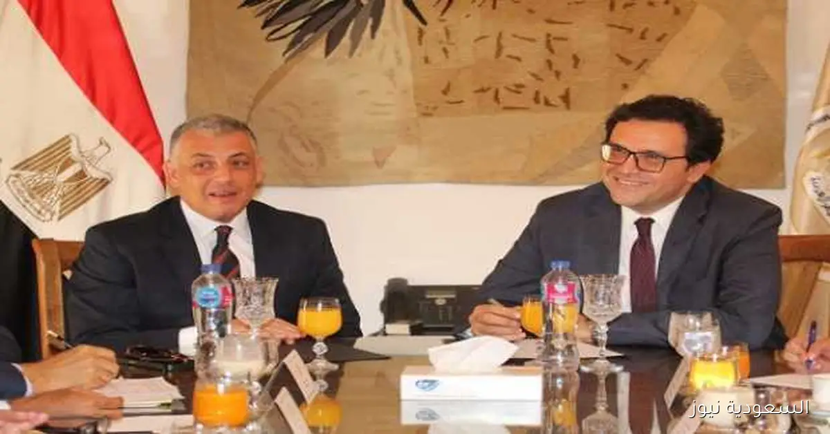 وزير الثقافة يتفقد تجهيزات حفل «كلثوميات» في المسرح الروماني بالإسماعيلية