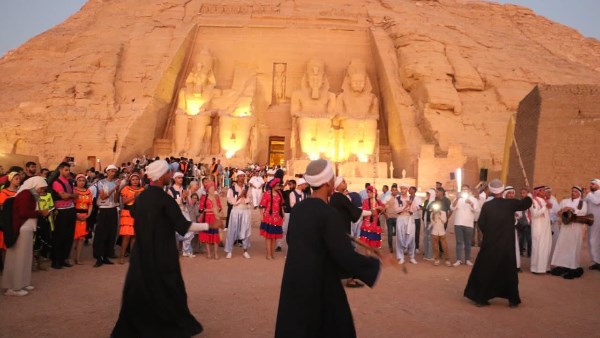 آلاف السائحين يحتفلون بظاهرة تعامد الشمس في معبد أبو سمبل خلال مهرجان أسوان