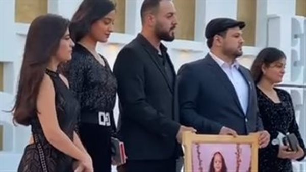 أبطال فيلم “أغمضي عينيك يا هند” يتألقون على السجادة الحمراء في حفل ختام الجونة السينمائي برفقة هند رجب