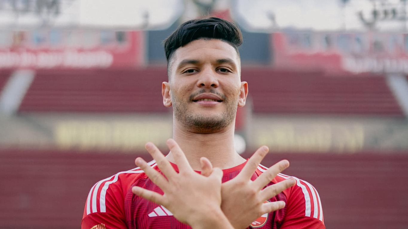 أحمد حسن يعلن عن أول الراحلين من الأهلي في الميركاتو الشتوي