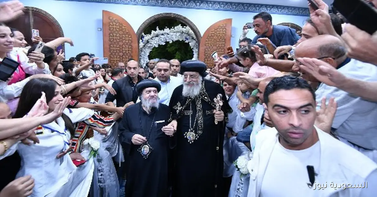 أهالي أبوتيج يتجمعون على الطريق الزراعي بطول 7 كيلومترات لاستقبال البابا