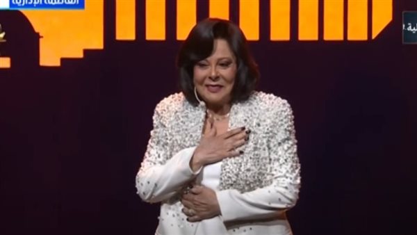 إسعاد يونس تخاطب الرئيس السيسي في احتفالية وطن السلام: معلش مجبتش البيجامة الكستور المكوجي ضرب عليها