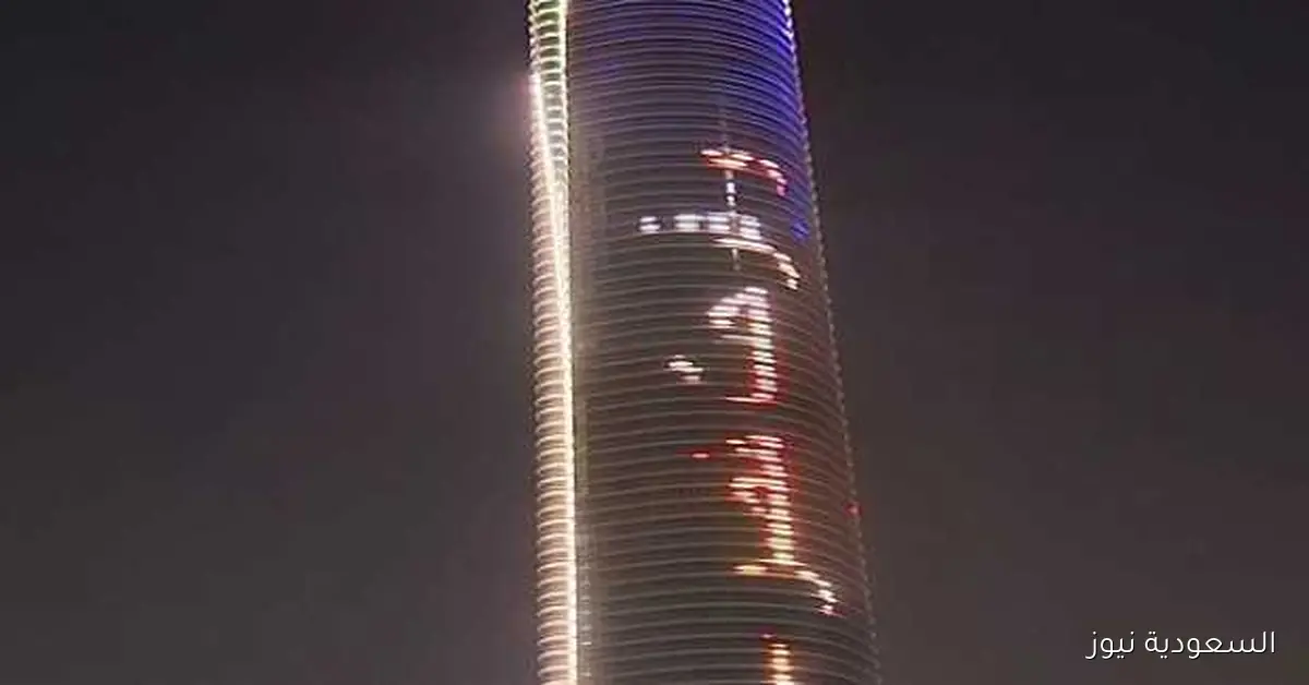 إضاءة البرج الأيقوني بالعاصمة الإدارية احتفالاً بنصر أكتوبر: «وفرحت مصر»