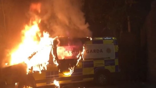 احتجاجات عنيفة في أيرلندا بفندق يستضيف طالبي اللجوء بعد مزاعم اعتداء جنسي