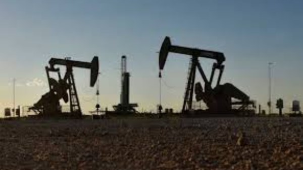 استقرار أسعار النفط مع تفاؤل بزيادة الطلب العالمي