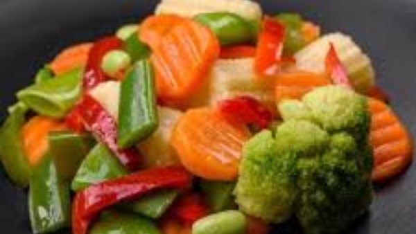 استقرار نسبي في أسعار الخضروات والفاكهة بسوق العبور اليوم