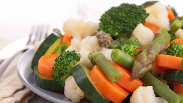 استقرار نسبي لأسعار الخضراوات والفاكهة في سوق العبور اليوم