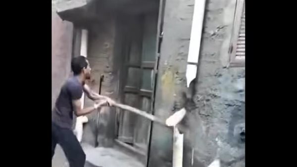 الأمن يحقق في اعتداء شاب على أسرة داخل منزلها في دمياط باستخدام عصا