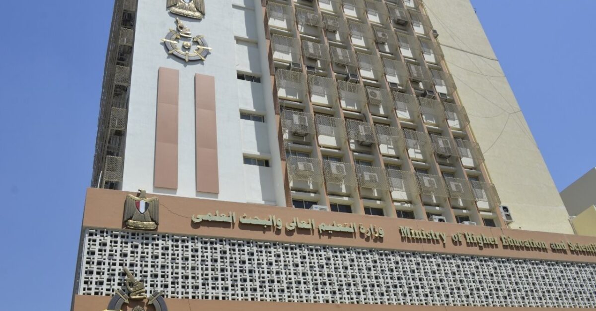 البحث العلمي تكشف عن تفاصيل المشاركة بأوراق علمية في مجلد دولي حول الذكاء الاصطناعي والمجتمع