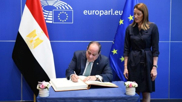 الرئيس السيسي يكتب كلمة في سجل كبار الزوار بالبرلمان الأوروبي