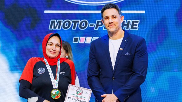 السكة الحديد تكرم فوزية إبراهيم بطلة العالم في مصارعة الذراعين