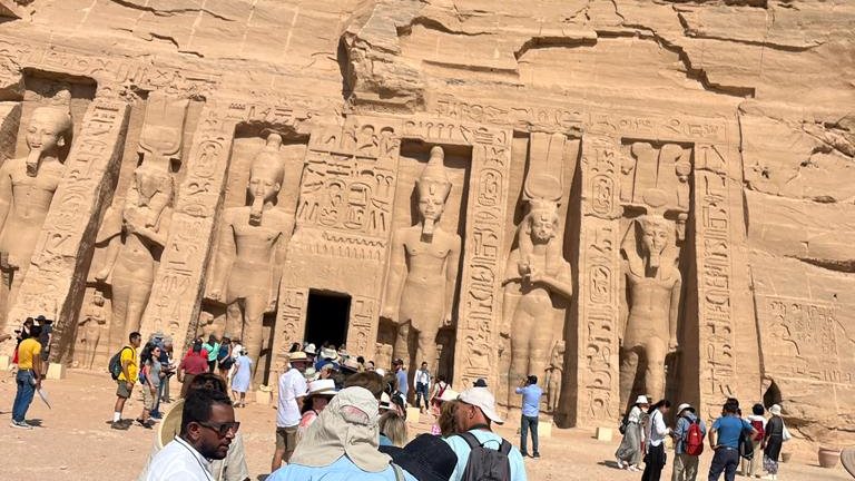 الشمس تشرق في موعدها على وجه رمسيس الثاني.. مصر تستعد لحدث استثنائي في معبد أبو سمبل