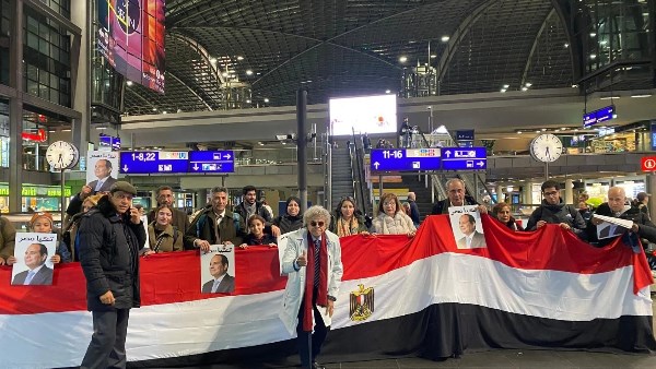 المصريون في أوروبا يحتفلون بزيارة السيسي لبروكسل بأسلوبهم الفريد