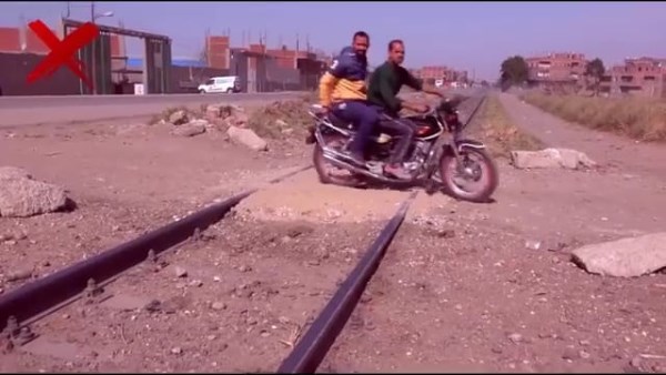 النقل تدعو المواطنين لعدم إنشاء معابر غير شرعية على السكك الحديدية