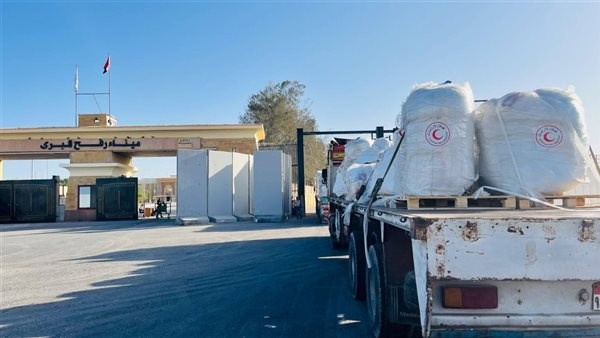 الهلال الأحمر المصري يطلق القافلة الـ 56 محملة بـ 8300 طن من المساعدات للفلسطينيين