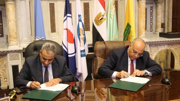 بحوث الصحراء والعامة للبترول يوقعان اتفاقية لتطوير مجتمع ذكي في جنوب سيناء