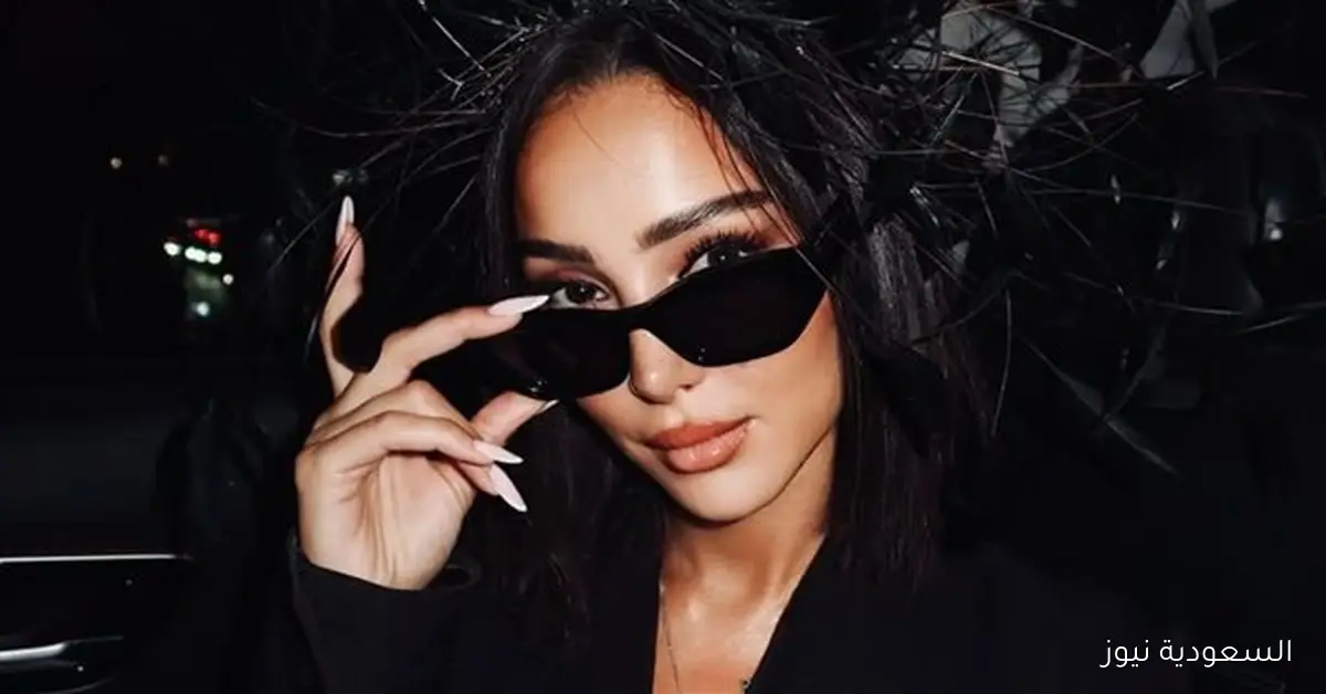 بسمة بوسيل تتألق في أسبوع الموضة بباريس بملابس شورت وبلوزة شفافة