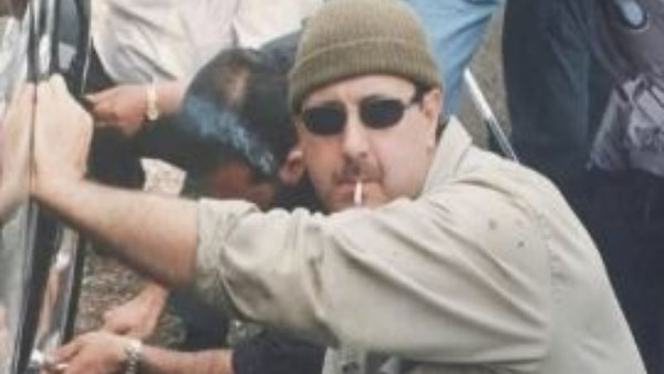 بشار الأسد يظهر بزي ميكانيكي سيارات ويثير الجدل