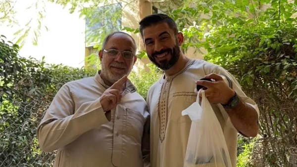 بلوجر معروف يتهم طبيباً بالتسبب في وفاة والده خلال عملية في مركز توليد