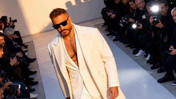 تامر حسني يتألق بإطلالة شتوية ساحرة