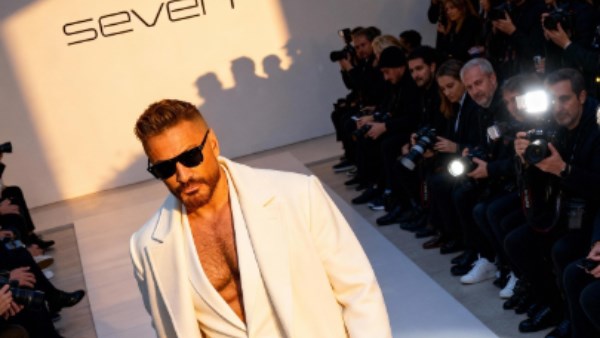 تامر حسني يتألق كعارض أزياء في عرض عالمي لأول مرة