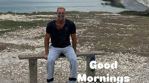 تامر هجرس يتألق بإطلالة صباحية ساحرة على البحر