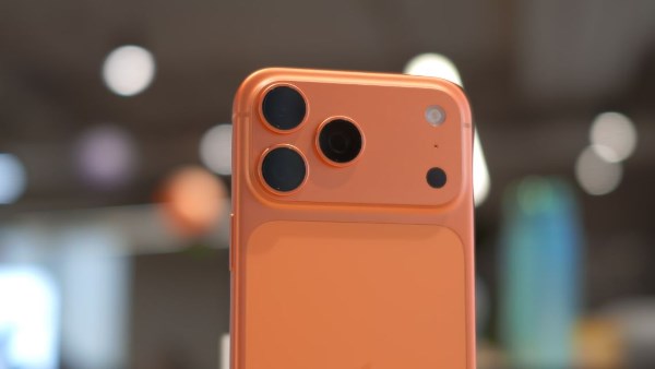 تغير لون آيفون 17 برو البرتقالي يثير جدلاً بين المستخدمين بسبب غريب