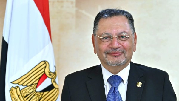 تهنئة رئيس جامعة القاهرة للدكتور محمد حسين رفعت بمناسبة تعيينه نائباً لرئيس الجامعة