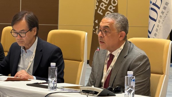 دعوة رئيس هيئة الاستثمار لتوسيع الشراكات بين المناطق الحرة عالمياً