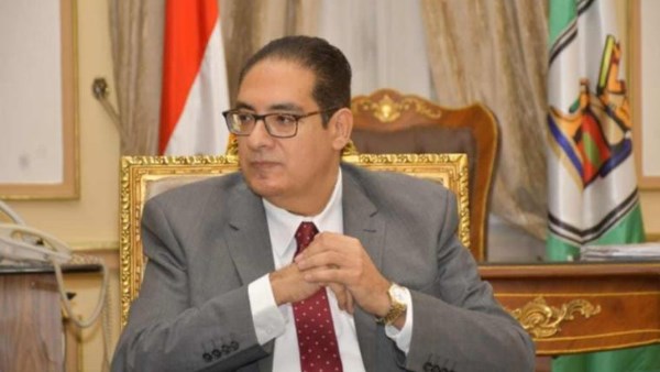 رئيس جامعة القاهرة يعرض تقريراً عن القافلة التنموية الشاملة لمدينة الباويطى في الجيزة