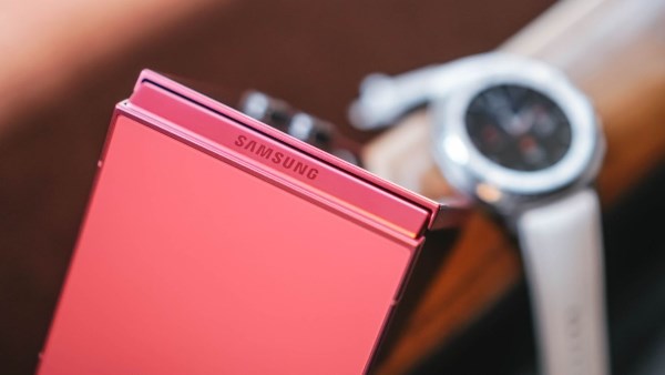 سامسونج تقدم شاحناً غير متوافق مع جميع هواتفها