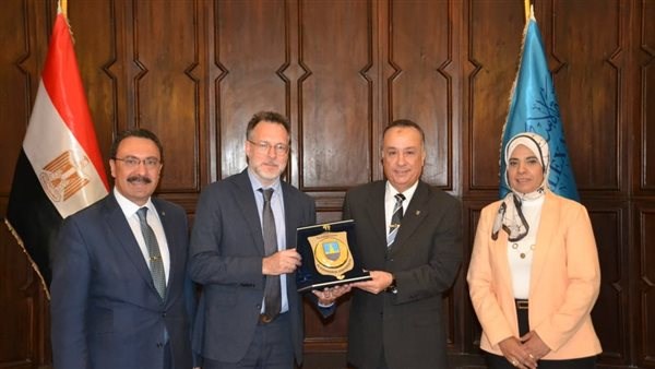 سفير كندا في القاهرة يبرز التزام بلاده بتعزيز التعاون الأكاديمي والعلمي مع جامعة الإسكندرية