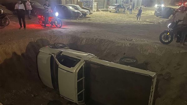 سقوط سيارة نقل بحفرة أسفل نزلة المنشية العكسي بالهرم للمرة الثانية في نفس المكان