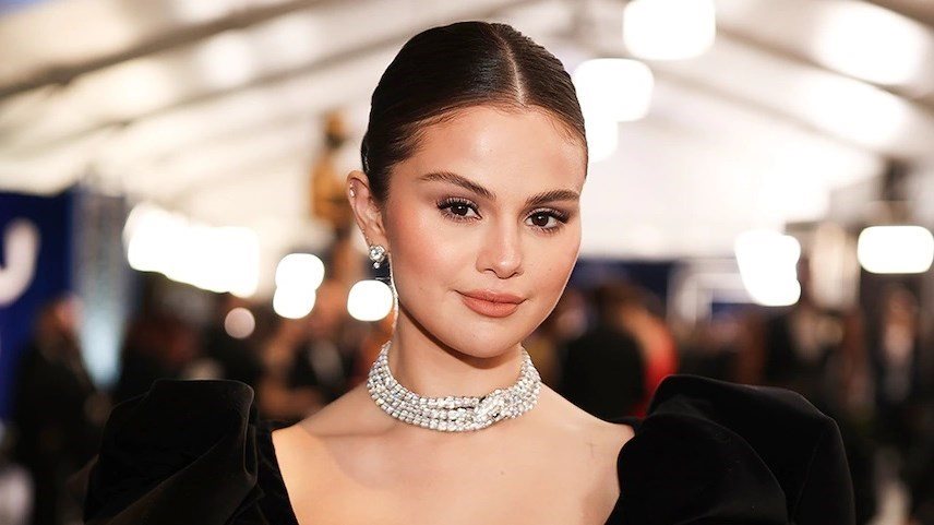 سيلينا جوميز تطالب جمهورها بوقف الهجوم على هايلي بيبر