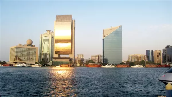 طقس الإمارات: أجواء صحوة مع توقعات بضباب واستقرار جوي حتى الأحد