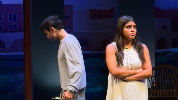 عائلة أشرف زكي تحتفل بابنتها مريم في عرض «بين الميه والهوا»