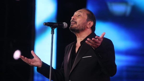 علي الحجار يتأثر ويبكي أثناء غنائه لفلسطين في مهرجان الموسيقى العربية