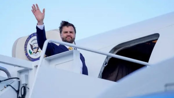 فانس يزور الاحتلال ويدلي بوثيقة مسربة تحتوي على أسماء 30 ألف إسرائيلي