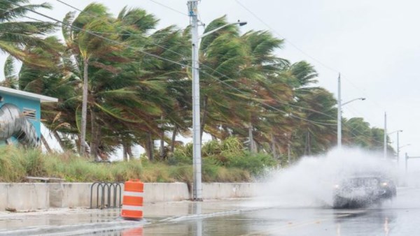 فيضانات مدمرة في المكسيك تقتل 64 شخصًا وتغرق العديد من المدن بسبب العاصفة المدارية “رايموند”