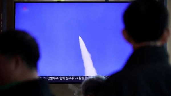 كوريا الشمالية تطلق صواريخ باليستية قبل اجتماع حاسم لترامب