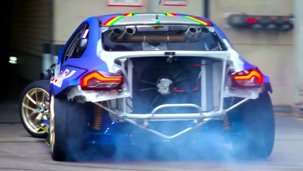 لحظة اختراق سيارة M2 بقوة 1100 حصان من مصنع BMW أثناء تجربتها